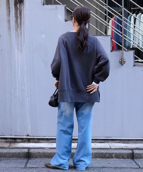 MONO-MART(モノマート)の「カレッジロゴ刺繍サイドスリット裏起毛オーバーサイズスウェット(スウェット・レディース・ネイビー系/グレー系/アイボリー/ワイン/ブラック系1/グレー系1/ブラック系/スミクロ/オートミール・M/L)」の20枚目の写真