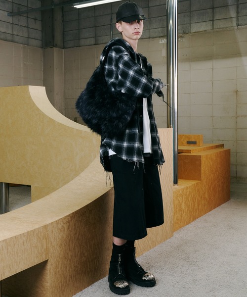 AIVER（アイバー）の「AIVER Atelier Made　ミックスファーショルダーバッグ（ショルダーバッグ・メンズ・オフホワイト/ブラック×グレー・FREE）」の4枚目の写真