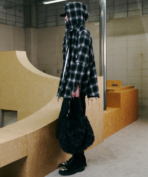 AIVER（アイバー）の「AIVER Atelier Made　ミックスファーショルダーバッグ（ショルダーバッグ・メンズ・オフホワイト/ブラック×グレー・FREE）」の6枚目の写真