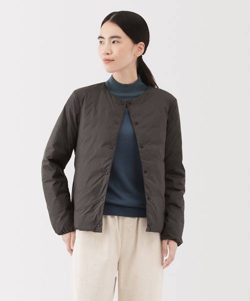 無印良品(ムジルシリョウヒン)の「婦人 軽量ダウンポケッタブルノーカラージャケット(ダウンジャケット/コート・レディース・スモークピンク/ダークブラウン・S/L/XL)」の1枚目の写真