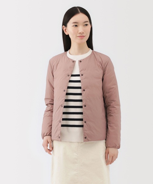 無印良品(ムジルシリョウヒン)の「婦人 軽量ダウンポケッタブルノーカラージャケット(ダウンジャケット/コート・レディース・スモークピンク/ダークブラウン・S/L/XL)」の2枚目の写真