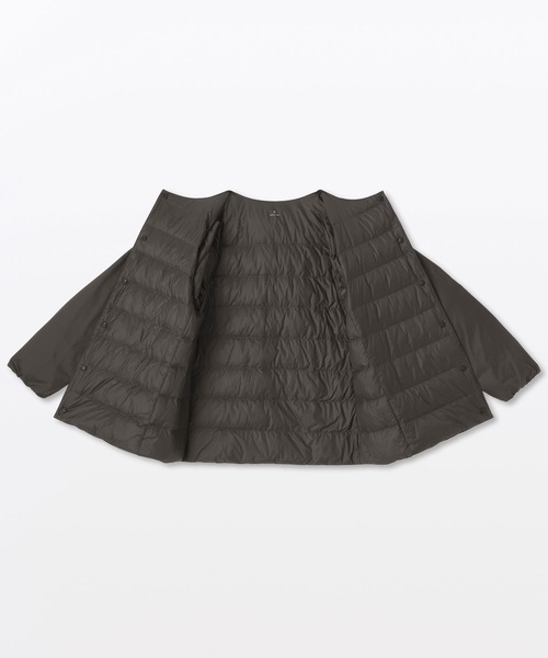 無印良品(ムジルシリョウヒン)の「婦人 軽量ダウンポケッタブルノーカラージャケット(ダウンジャケット/コート・レディース・スモークピンク/ダークブラウン・S/L/XL)」の5枚目の写真