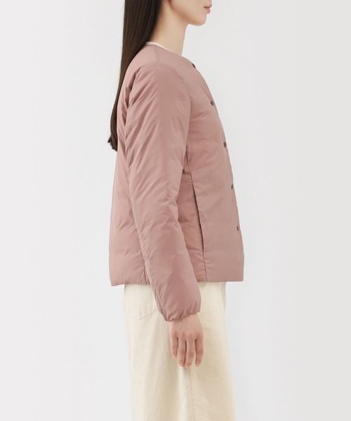 無印良品(ムジルシリョウヒン)の「婦人 軽量ダウンポケッタブルノーカラージャケット(ダウンジャケット/コート・レディース・スモークピンク/ダークブラウン・S/L/XL)」の9枚目の写真