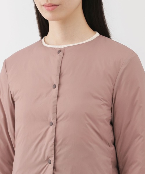 無印良品(ムジルシリョウヒン)の「婦人 軽量ダウンポケッタブルノーカラージャケット(ダウンジャケット/コート・レディース・スモークピンク/ダークブラウン・S/L/XL)」の11枚目の写真