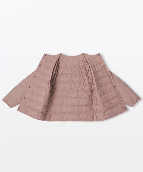 無印良品(ムジルシリョウヒン)の「婦人 軽量ダウンポケッタブルノーカラージャケット(ダウンジャケット/コート・レディース・スモークピンク/ダークブラウン・S/L/XL)」の15枚目の写真