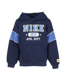 NIKE（ナイキ）の「NIKE/ナイキ KIDS スウッシュロゴタグ付き カレッジ風デザイン フーディー（パーカー・キッズ）」