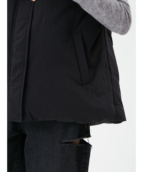 Mila Owen(ミラオーウェン)の「ボア衿リサイクルダウンベスト(ダウンベスト・レディース・アイボリー/ブラック/カーキ・F)」の12枚目の写真