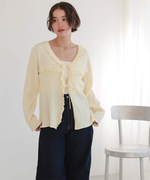 titivate（ティティベイト）の「フリルVネックシャツハオリ（シャツ/ブラウス・レディース・ブラック/オフホワイト/ライトイエロー・L/M/S）」の3枚目の写真