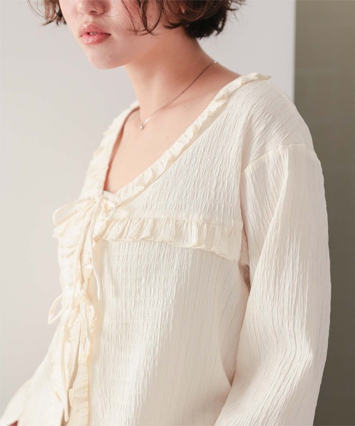 titivate（ティティベイト）の「フリルVネックシャツハオリ（シャツ/ブラウス・レディース・ブラック/オフホワイト/ライトイエロー・L/M/S）」の12枚目の写真