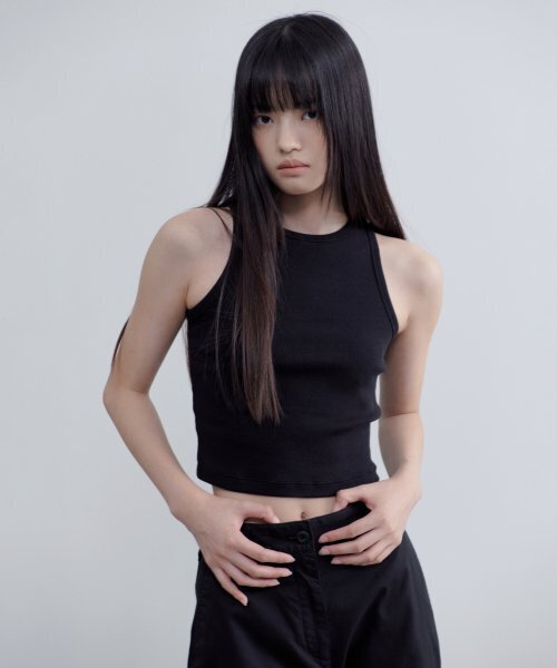 MUSINSA STANDARD WOMAN（ムシンサスタンダードウーマン）の「ウィメンズレーサーバッククロップタンクトップ[ブラック]（Tシャツ/カットソー・レディース・その他・SMALL/MEDIUM/LARGE/X-SMALL）」の2枚目の写真