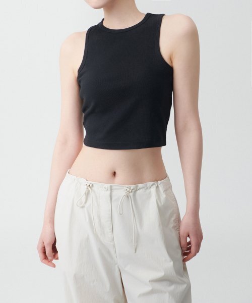MUSINSA STANDARD WOMAN（ムシンサスタンダードウーマン）の「ウィメンズレーサーバッククロップタンクトップ[ブラック]（Tシャツ/カットソー・レディース・その他・SMALL/MEDIUM/LARGE/X-SMALL）」の4枚目の写真