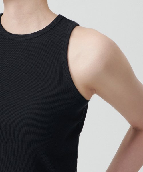 MUSINSA STANDARD WOMAN（ムシンサスタンダードウーマン）の「ウィメンズレーサーバッククロップタンクトップ[ブラック]（Tシャツ/カットソー・レディース・その他・SMALL/MEDIUM/LARGE/X-SMALL）」の8枚目の写真