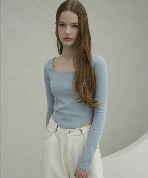 Vivacious(ビバシャス)の「Neuel Square Neck Line Crop Long Sleeve - 5COL(Tシャツ/カットソー・レディース・アイボリー/チャコール/グレー/ブラック/スカイブルー・SMALL/MEDIUM)」の7枚目の写真