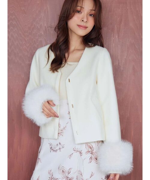 MERCURYDUO（マーキュリーデュオ）の「フェイクファー付きノーカラーショートコート（その他アウター・レディース・ベージュ/アイボリー・SMALL/MEDIUM）」の2枚目の写真