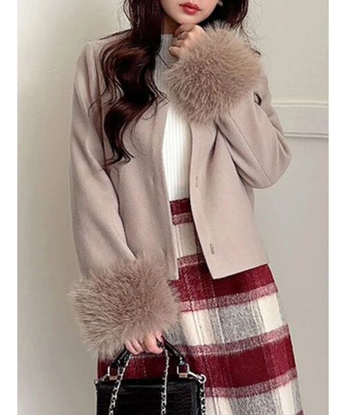 MERCURYDUO（マーキュリーデュオ）の「フェイクファー付きノーカラーショートコート（その他アウター・レディース・ベージュ/アイボリー・SMALL/MEDIUM）」の3枚目の写真