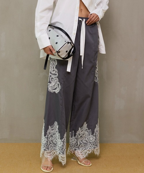MAISON SPECIAL(メゾンスペシャル)の「Striped Lace Pants/ワイドスカラップレースパンツ(その他パンツ・レディース・グレー/ブルー・38/36)」の2枚目の写真