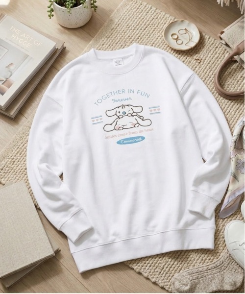 sanrio(サンリオ)の「【SANRIO/サンリオ】キャラクタープリント裏毛クルーネックスウェット(BIG)(スウェット・レディース・クリーム/ブラック/オフホワイト/オレンジ系・LARGE/MEDIUM)」の2枚目の写真