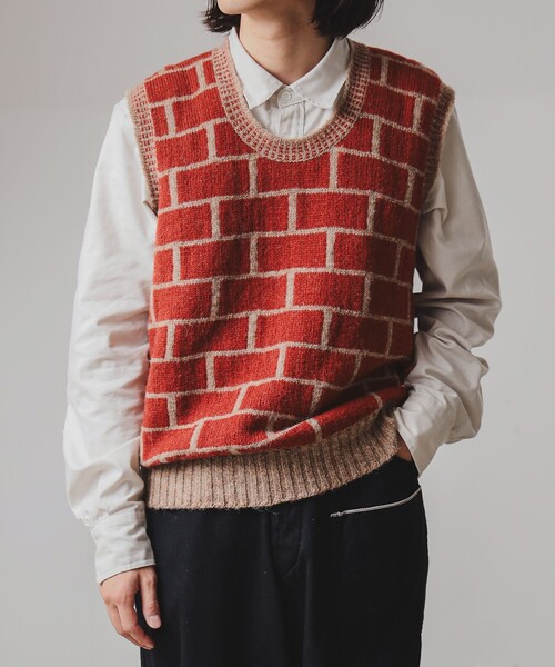fennica(フェニカ)の「【別注】Jamieson's Knitwear / ブリックパターン Uネック ベスト(ベスト・レディース・ブラウン/ダークオレンジ・L(42)/XL(44)/M(40)/S(38))」の2枚目の写真