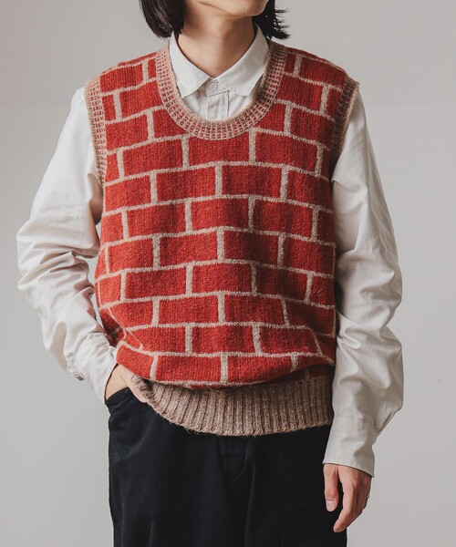 fennica(フェニカ)の「【別注】Jamieson's Knitwear / ブリックパターン Uネック ベスト(ベスト・レディース・ブラウン/ダークオレンジ・L(42)/XL(44)/M(40)/S(38))」の3枚目の写真