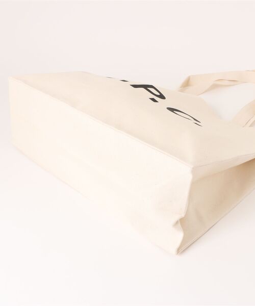 A.P.C.（アーペーセー）の「DENIM NOIR  SHOPPING DANIELA（トートバッグ・メンズ・アイボリー・ONESIZE）」の3枚目の写真