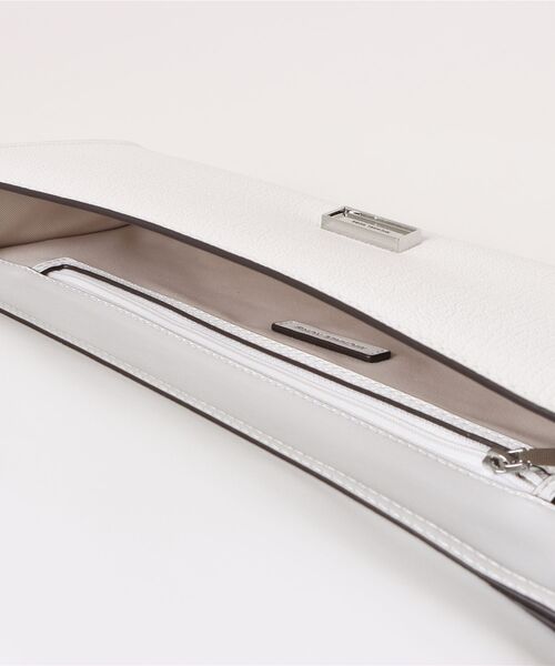 MICHAEL KORS（マイケルコース）の「HAMILTON MODERNE EW レザー クラッチ ミディアム（クラッチバッグ・レディース・ホワイト系・FREE）」の6枚目の写真