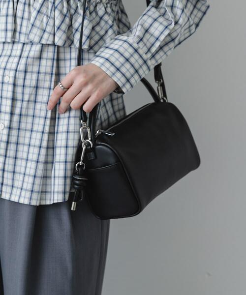 SENSE OF PLACE by URBAN RESEARCH（センスオブプレイスバイアーバンリサーチ）の「ラウンドスクエアソフトバッグ（ハンドバッグ・レディース・マスタード/ブラック/ライトベージュ・ONE）」の4枚目の写真