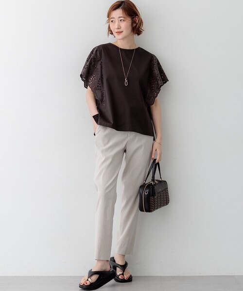 23区 L(ニジュウサンクオオキイサイズ)の「カットワークエンブロイダリー デザインスリーブ トップス(Tシャツ/カットソー・レディース・ダークブラウン系/ブラック系/黄土色系/ホワイト系・44/48/46)」の7枚目の写真