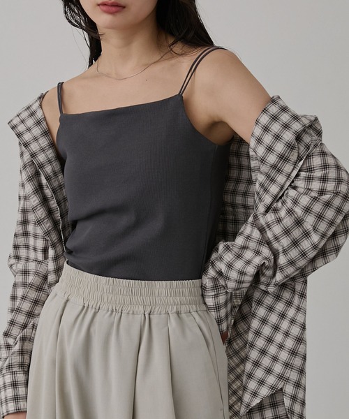 MONO-MART（モノマート）の「【SOFRIBCOシリーズ】カップ付きダブルストラップ リブキャミソール＜接触冷感 / UVカット＞（キャミソール・レディース・ライトグレー/ブラウン/レッド/ダークグレー/モカ/ブルー系/ブラック系/オフホワイト/ブラック・S/M/L）」の5枚目の写真