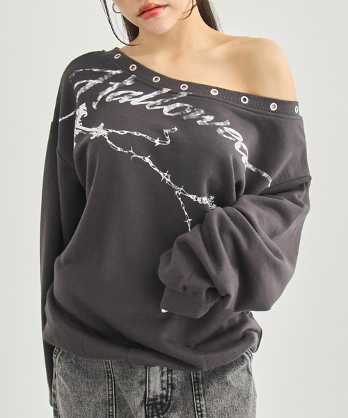 ANAP（アナップ）の「ハトメ付き  オフショル プリント ボリューム スウェット（スウェット・レディース・ダークアッシュ/グレー・F）」の2枚目の写真