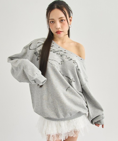 ANAP（アナップ）の「ハトメ付き  オフショル プリント ボリューム スウェット（スウェット・レディース・ダークアッシュ/グレー・F）」の4枚目の写真