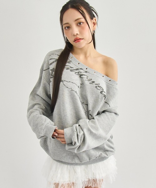 ANAP（アナップ）の「ハトメ付き  オフショル プリント ボリューム スウェット（スウェット・レディース・ダークアッシュ/グレー・F）」の3枚目の写真