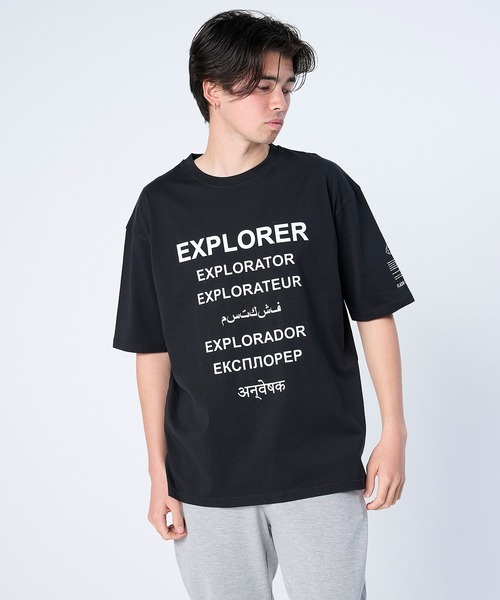FLASH PACKER（フラッシュパッカー）の「FLASH PACKER フラッシュパッカー/ リラックスシルエット Dry Silky Cotton 多言語 EXPLORER グラフィック半袖Tシャツ 探検者プリント // XT-EXP（Tシャツ/カットソー・メンズ・グレー/ホワイト/ブラック・LARGE/MEDIUM/SMALL/X-LARGE）」の6枚目の写真