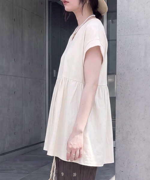 SELECT LEVERY(セレクトリベリー)の「ミニVネック ペプラム フレンチスリーブ Tシャツ(Tシャツ/カットソー・レディース・アイボリー/ブルー/ブラック・MEDIUM)」の22枚目の写真