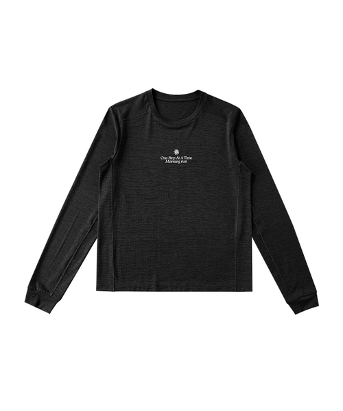 BUTTON SEOUL（ボタンソウル）の「[ウィメンズ] エアライトバックグラフィックモーニングランロングスリーブ (7 COLOR)（Tシャツ/カットソー・レディース・オリーブ/ブラック/ピンク/ブラウン/オレンジ/パープル/レモンイエロー・SMALL/MEDIUM/LARGE）」の2枚目の写真
