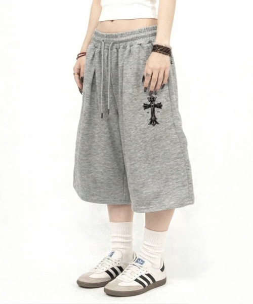 DAMISH(ダミシュ)の「ゴシッククロスワイドバミューダショーツ_グレー(スウェットパンツ・レディース・グレー・OS)」の1枚目の写真
