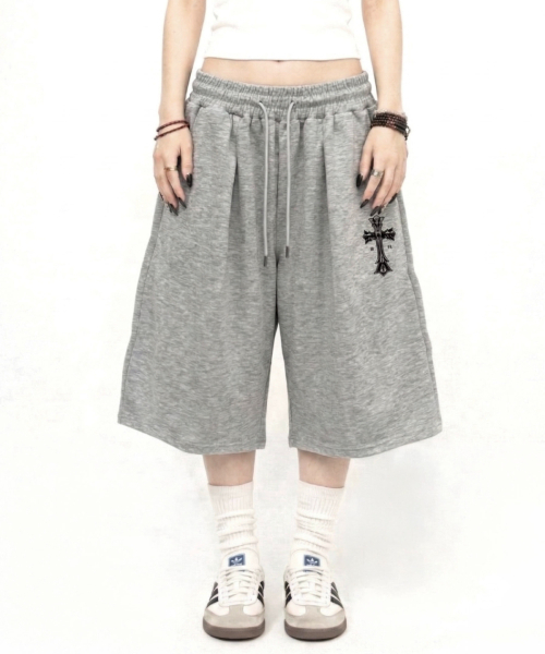 DAMISH(ダミシュ)の「ゴシッククロスワイドバミューダショーツ_グレー(スウェットパンツ・レディース・グレー・OS)」の2枚目の写真