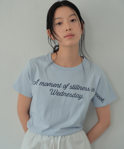 WEDNESDAYOASISFORWOMEN(ウェンズデー オアシス フォー ウーマン)の「ノートレタリングセミクロップ半袖Tシャツ_LIGHT BLUE(W26TP21)(Tシャツ/カットソー・レディース・ライトブルー・FREE)」の1枚目の写真