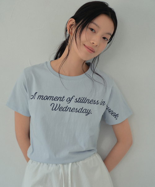 WEDNESDAYOASISFORWOMEN(ウェンズデー オアシス フォー ウーマン)の「ノートレタリングセミクロップ半袖Tシャツ_LIGHT BLUE(W26TP21)(Tシャツ/カットソー・レディース・ライトブルー・FREE)」の4枚目の写真