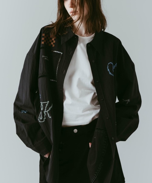 Knuth Marf(クヌースマーフ)の「embroidered shirt(unisex)(シャツ/ブラウス・レディース・ブラック/アイボリー/ストライプ・FREE)」の2枚目の写真
