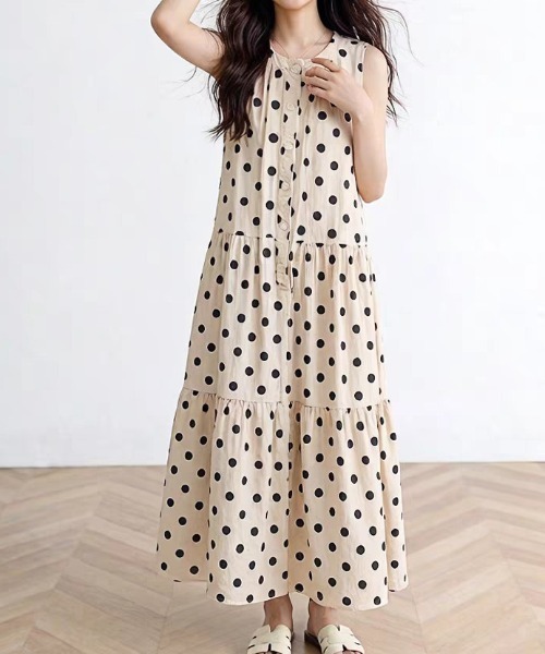 AMAJI(アマジ)の「水玉模様 ノースリーブ ティアード ロング丈 ワンピース(ワンピース・レディース・ベージュ・MEDIUM/LARGE/X-LARGE)」の1枚目の写真
