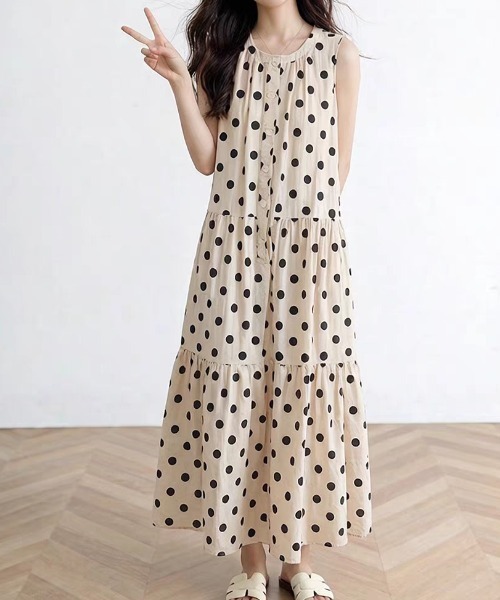 AMAJI(アマジ)の「水玉模様 ノースリーブ ティアード ロング丈 ワンピース(ワンピース・レディース・ベージュ・MEDIUM/LARGE/X-LARGE)」の3枚目の写真