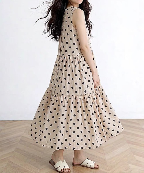 AMAJI(アマジ)の「水玉模様 ノースリーブ ティアード ロング丈 ワンピース(ワンピース・レディース・ベージュ・MEDIUM/LARGE/X-LARGE)」の2枚目の写真