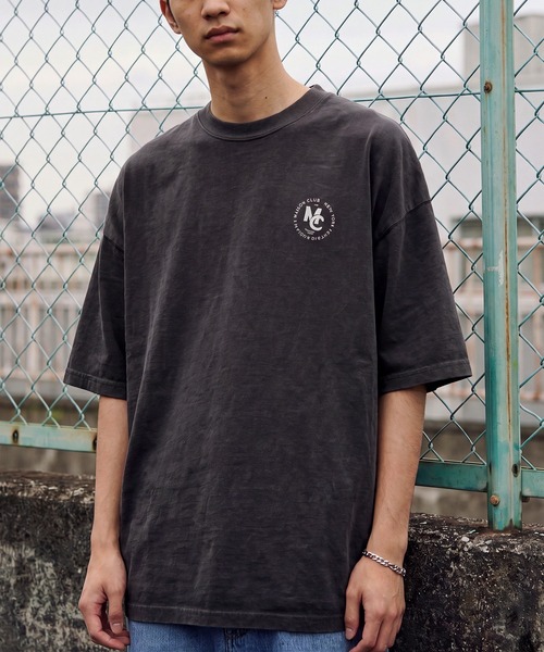Carhartt WIP(カーハートダブリューアイピー)の「【MAISON CLUB】50's Brand Emblem Logo Tee / Made in Japan ピグメントダイ加工 日本製(Tシャツ/カットソー・メンズ・ネイビー/ブラック・L/M)」の3枚目の写真