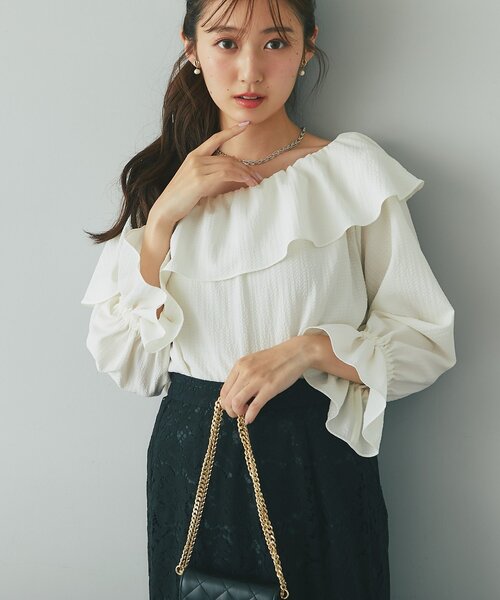 La boutique BonBon(ラブティックボンボン)の「【程よい肌見せ】アシメワンショルブラウス(シャツ/ブラウス・レディース・ネイビー/バイオレット/オフホワイト・FREE)」の4枚目の写真