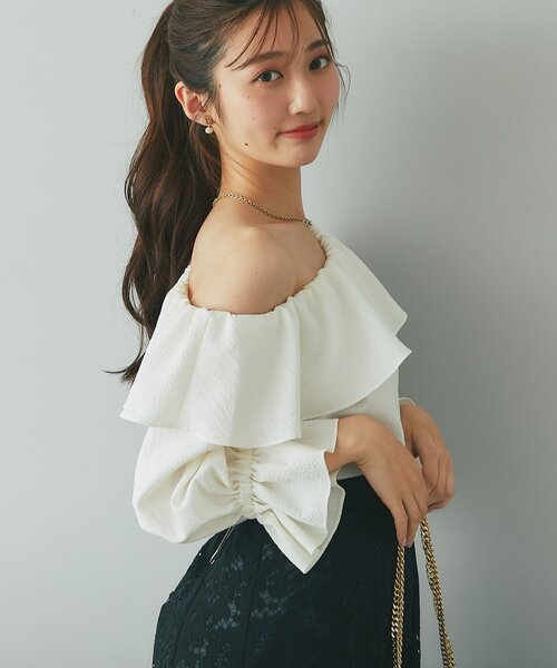 La boutique BonBon(ラブティックボンボン)の「【程よい肌見せ】アシメワンショルブラウス(シャツ/ブラウス・レディース・ネイビー/バイオレット/オフホワイト・FREE)」の5枚目の写真