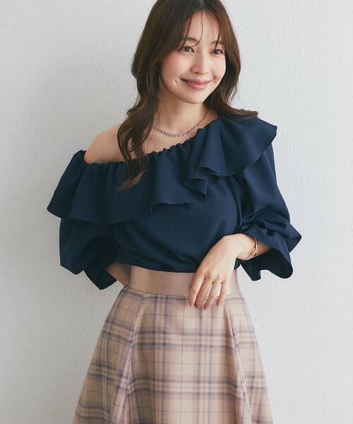 La boutique BonBon(ラブティックボンボン)の「【程よい肌見せ】アシメワンショルブラウス(シャツ/ブラウス・レディース・ネイビー/バイオレット/オフホワイト・FREE)」の18枚目の写真