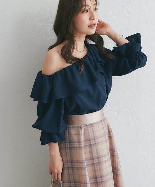 La boutique BonBon(ラブティックボンボン)の「【程よい肌見せ】アシメワンショルブラウス(シャツ/ブラウス・レディース・ネイビー/バイオレット/オフホワイト・FREE)」の19枚目の写真