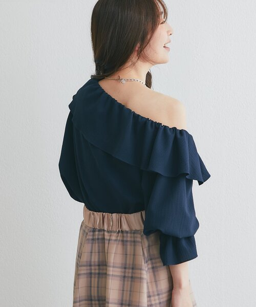 La boutique BonBon(ラブティックボンボン)の「【程よい肌見せ】アシメワンショルブラウス(シャツ/ブラウス・レディース・ネイビー/バイオレット/オフホワイト・FREE)」の20枚目の写真