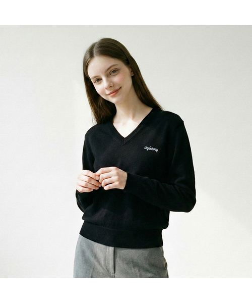 SOUP(スープ)の「Vネック刺繍ニット(SC2LKF1)(ニット/セーター・レディース・チャコールグレー/ブラック/アイボリー・55/66)」の1枚目の写真