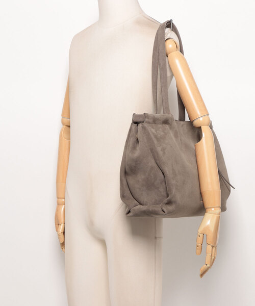 CHARLES & KEITH(チャールズ & キース)の「Zephyr ゼファー タッセル トートバッグ(トートバッグ・レディース・レディッシュグレー・XL)」の7枚目の写真